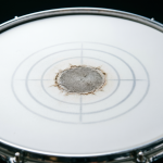 Parche de caja de batería con marca de desgaste centrada que muestra buena puntería